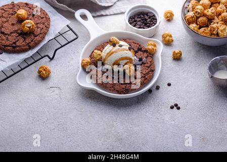 Riesige Schokolade Pfanne Cookies mit Eis Stockfoto