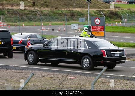 Edinburgh, Schottland, Großbritannien. November 2021. US-Präsident Joe Biden kommt mit Air Force One am Flughafen Edinburgh an, um an der COP26-Klimakonferenz in Glasgow teilzunehmen. PIC; Präsident Biden in Autokolonne vertrieben. Iain Masterton/Alamy Live News. Stockfoto