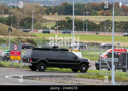 Edinburgh, Schottland, Großbritannien. November 2021. US-Präsident Joe Biden kommt mit Air Force One am Flughafen Edinburgh an, um an der COP26-Klimakonferenz in Glasgow teilzunehmen. PIC; Präsident Biden in Autokolonne vertrieben. Iain Masterton/Alamy Live News. Stockfoto