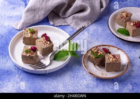 Halva mit Rosenblatt und Nüssen. Stockfoto