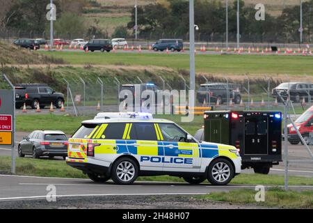 Edinburgh, Schottland, Großbritannien. November 2021. US-Präsident Joe Biden kommt mit Air Force One am Flughafen Edinburgh an, um an der COP26-Klimakonferenz in Glasgow teilzunehmen. PIC; Präsident Biden in Autokolonne vertrieben. Iain Masterton/Alamy Live News. Stockfoto