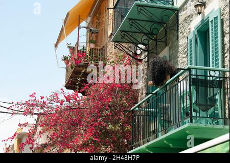 Bunte Blumen auf einem Balkon in Nafplio, Griechenland Historische alte Gebäude im Herzen im Herzen dieser schönen Stadt Landscape Aspect View with CO Stockfoto