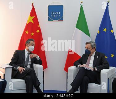 Rom, Italien. Oktober 2021. Der italienische Premierminister Mario Draghi (R) trifft sich mit dem chinesischen Staatsrat und Außenminister Wang Yi in Rom, Italien, am 31. Oktober 2021. Quelle: Jin Mamengni/Xinhua/Alamy Live News Stockfoto