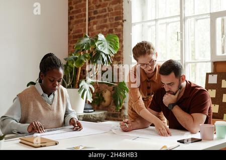 Diverse Gruppe von Designern und Architekten, die im Büro zusammenkommen Stockfoto