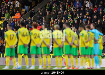 Fans und Spieler von Norwich City beobachten im Rahmen des Gedenktages eine Schweigeminute - Norwich City gegen Leeds United, Premier League, Carrow Road, Norwich, UK - 31. Oktober 2021 nur zur redaktionellen Verwendung - es gelten DataCo-Beschränkungen Stockfoto