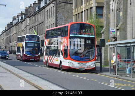 Edinburgh Busse an der Haltestelle York Place Stockfoto