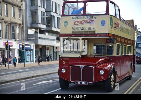 Sightseeing in Edinburgh mit dem Vintage Bus -1 Stockfoto