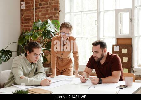 Eine Gruppe von kreativen Designern und Architekten, die sich im Büro treffen Stockfoto