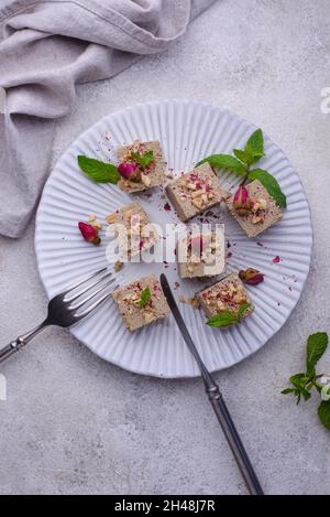 Halva mit Rosenblatt und Nüssen. Stockfoto
