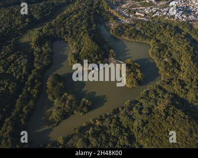 Luftaufnahme des Parks Mirador Norte in der Dominikanischen Republik, der von viel Grün bedeckt ist Stockfoto