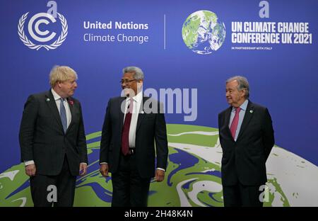 Premierminister Boris Johnson (links) und UN-Generalsekretär Antonio Guterres (rechts) begrüßen den srilankischen Präsidenten Gotabaya Rajapaksa beim Cop26-Gipfel auf dem Scottish Event Campus (SEC) in Glasgow. Bilddatum: Montag, 1. November 2021. Stockfoto