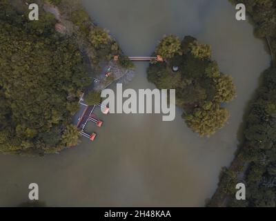 Luftaufnahme des Parks Mirador Norte in der Dominikanischen Republik, der von viel Grün bedeckt ist Stockfoto