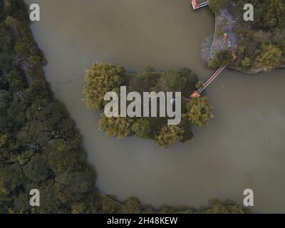 Luftaufnahme des Parks Mirador Norte in der Dominikanischen Republik, der von viel Grün bedeckt ist Stockfoto