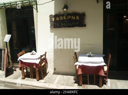 Nafplio Stadt - Griechenland - Mai 25 2018 : traditionelle Taverne in der historischen Altstadt. Tische und Stühle auf der Straße. Landschaftsaufnahme Stockfoto