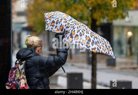 Preston, Lancashire, Großbritannien. 1st. November 2021. UK Wetter, kaputter Regenschirm, invertiert, innen heraus, verbogener gebrochener Wind und Regen. Geschäfte, Einkäufer, die an einem nassen und windigen Tag im Stadtzentrum von Preston einkaufen. Quelle: MediaWorlImages/AlamyLiveNews Stockfoto