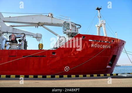 ODESA, UKRAINE - 30. OKTOBER 2021 - der Eisbrecher Noosphere (RRS James Clark Ross) wird am Passagierterminal des Hafens von Odesa, südlich, vertäut Stockfoto