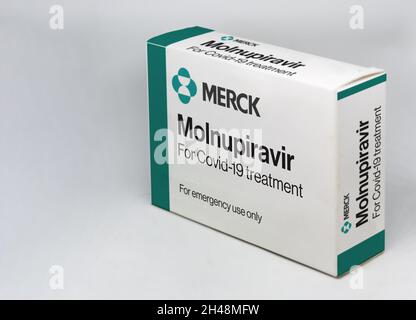 New York, USA, Oktober 2021: Merck Covid-19 Molnupiravir Behandlungsbox isoliert auf weißem Hintergrund. Gesundheit und Prävention. Stockfoto