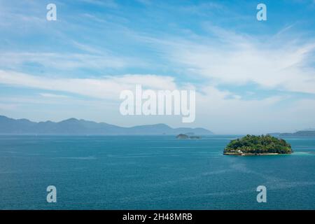 Kleine Insel mitten in der brasilianischen Küstenlandschaft Stockfoto