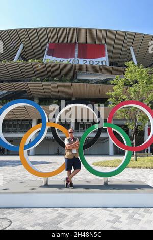 23. JULI 2021 - TOKIO, JAPAN: Offizieller Fotograf Mickael CHAVET vor den Olympischen Ringen im Japan National Stadium vor der Tokyo 2 Stockfoto