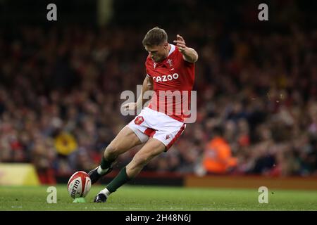 Cardiff, Großbritannien. Oktober 2021. Rhys Priestland of Wales startet eine Konvertierung. Rugby Herbst internationales Spiel, Wales gegen Neuseeland im Fürstentum Stadion in Cardiff am Samstag, den 30. Oktober 2021. Bild von Andrew Orchard/Andrew Orchard Sports Photography Credit: Andrew Orchard Sports Photography/Alamy Live News Stockfoto