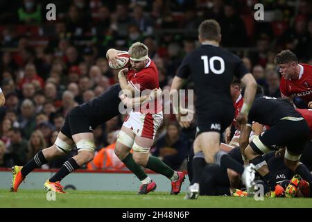 Cardiff, Großbritannien. Oktober 2021. Aaron Wainwright aus Wales wird angegangen. Rugby Herbst internationales Spiel, Wales gegen Neuseeland im Fürstentum Stadion in Cardiff am Samstag, den 30. Oktober 2021. Bild von Andrew Orchard/Andrew Orchard Sports Photography Credit: Andrew Orchard Sports Photography/Alamy Live News Stockfoto