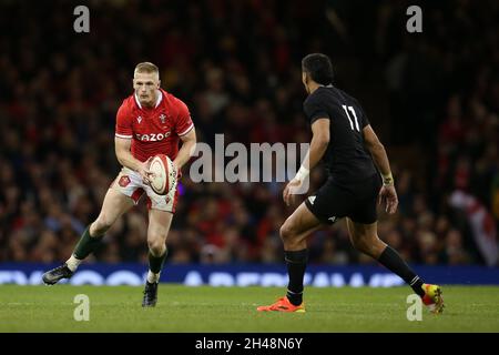 Cardiff, Großbritannien. Oktober 2021. Johnny McNicholl aus Wales (l.) in Aktion. Rugby Herbst internationales Spiel, Wales gegen Neuseeland im Fürstentum Stadion in Cardiff am Samstag, den 30. Oktober 2021. Bild von Andrew Orchard/Andrew Orchard Sports Photography Credit: Andrew Orchard Sports Photography/Alamy Live News Stockfoto