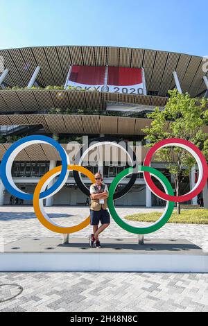 23. JULI 2021 - TOKIO, JAPAN: Offizieller Fotograf Mickael CHAVET vor den Olympischen Ringen im Japan National Stadium vor der Tokyo 20 Stockfoto