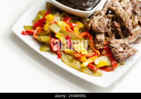 Rinderstreifen mit gemischten Paprika und Mangout serviert mit schwarzer Bohnensauce, chinesisches Gericht Stockfoto