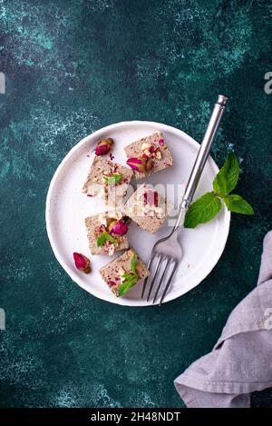 Halva mit Rosenblatt und Nüssen. Stockfoto