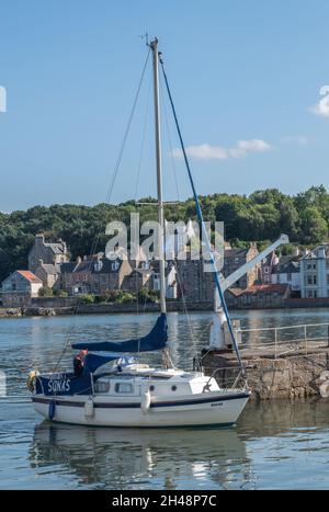 South Queensferry, Edinburgh, Schottland 7. September 2021 - Ein kleines Segelboot, das in den Hafen von South Queensferry einfährt Stockfoto