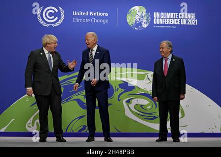 Der britische Premierminister Boris Johnson (links) und UN-Generalsekretär Antonio Guterres (rechts) begrüßen US-Präsident Joe Biden beim Cop26-Gipfel auf dem Scottish Event Campus (SEC) in Glasgow. Bilddatum: Montag, 1. November 2021. Stockfoto