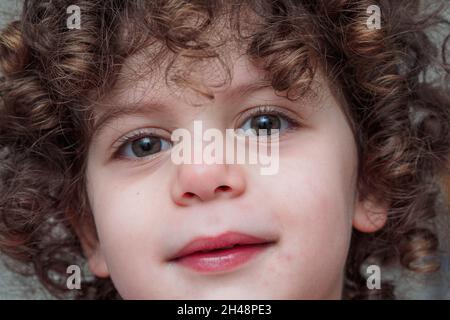 Das junge Kleinkind spielt allein im Haus. Model Release verfügbar Stockfoto