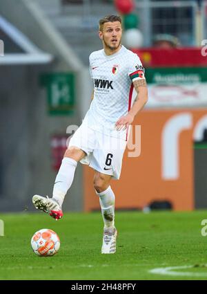 Augsburg, Deutschland. Oktober 2021. Jeffrey GOUWELEEUW, FCA 6 im Spiel FC AUGSBURG - VFB STUTTGART 4-1 1.Deutsche Fußballliga am 31. Oktober 2021 in Augsburg, Deutschland. Saison 2021/2022, Spieltag 10, 1.Bundesliga, 10.Spieltag. Quelle: Peter Schatz/Alamy Live News Stockfoto