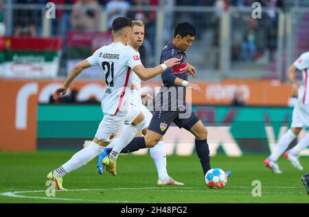 Augsburg, Deutschland. Oktober 2021. Wataru ENDO, VFB 3, konkurrieren um den Ball, Tackling, Duell, Header, zweikampf, Action, Kampf gegen Andi Zeqiri, FCA 21 Arne Maier, FCA 10 im Spiel FC AUGSBURG - VFB STUTTGART 4-1 1.Deutsche Fußballliga am 31. Oktober 2021 in Augsburg, Deutschland. Saison 2021/2022, Spieltag 10, 1.Bundesliga, 10.Spieltag. Quelle: Peter Schatz/Alamy Live News Stockfoto