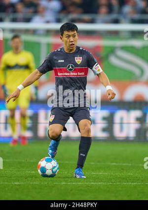 Augsburg, Deutschland. Oktober 2021. Wataru ENDO, VFB 3, im Spiel FC AUGSBURG - VFB STUTTGART 4-1 1.Deutsche Fußballliga am 31. Oktober 2021 in Augsburg, Deutschland. Saison 2021/2022, Spieltag 10, 1.Bundesliga, 10.Spieltag. Quelle: Peter Schatz/Alamy Live News Stockfoto