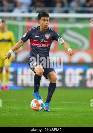 Augsburg, Deutschland. Oktober 2021. Wataru ENDO, VFB 3, im Spiel FC AUGSBURG - VFB STUTTGART 4-1 1.Deutsche Fußballliga am 31. Oktober 2021 in Augsburg, Deutschland. Saison 2021/2022, Spieltag 10, 1.Bundesliga, 10.Spieltag. Quelle: Peter Schatz/Alamy Live News Stockfoto