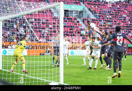 Augsburg, Deutschland. Oktober 2021. Reece Oxford, FCA 4 Punkte, schießt Tor, Tor, Treffer, Kopfballtor, Kopfballtreffer, 1-1, Orel MANGALA, VFB 23 Fabian BREDLOW, VFB 33 Hamadi AL GHADDIOUI, VFB 18 zu spät im Spiel FC AUGSBURG - VFB STUTTGART 4-1 1.Deutsche Fußballliga am 31. Oktober 2021 in Augsburg. Saison 2021/2022, Spieltag 10, 1.Bundesliga, 10.Spieltag. Quelle: Peter Schatz/Alamy Live News Stockfoto