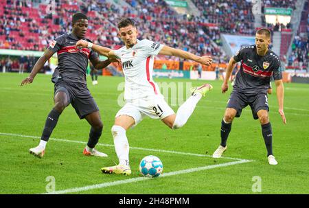 Augsburg, Deutschland. Oktober 2021. Andi Zeqiri, FCA 21 konkurrieren um den Ball, Tackling, Duell, Header, zweikampf, Action, Kampf gegen Orel MANGALA, VFB 23 Waldemar ANTON, VFB 2 im Spiel FC AUGSBURG - VFB STUTTGART 4-1 1.Deutsche Fußballliga am 31. Oktober 2021 in Augsburg, Deutschland. Saison 2021/2022, Spieltag 10, 1.Bundesliga, 10.Spieltag. Quelle: Peter Schatz/Alamy Live News Stockfoto