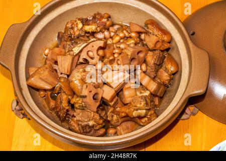 Ein köstliches chinesisches Gericht, geschmorte Schweinefüße mit Lotuswurzel Stockfoto