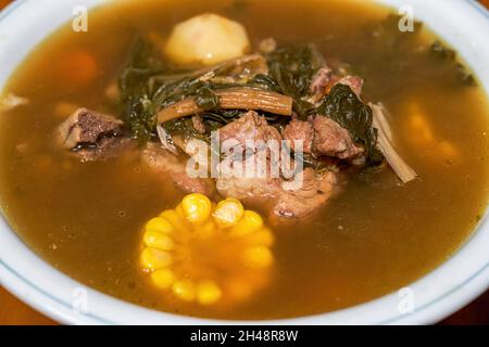Eine Schüssel mit köstlicher kantonesischer alter Feuersuppe, getrockneter Schweineknochen- und Gemüsesuppe Stockfoto