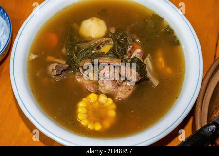 Eine Schüssel mit köstlicher kantonesischer alter Feuersuppe, getrockneter Schweineknochen- und Gemüsesuppe Stockfoto