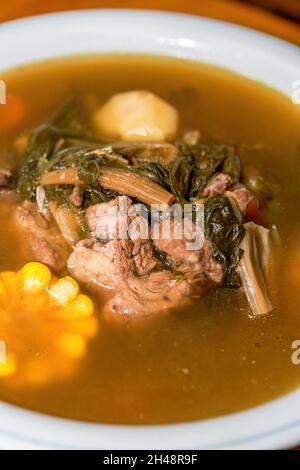 Eine Schüssel mit köstlicher kantonesischer alter Feuersuppe, getrockneter Schweineknochen- und Gemüsesuppe Stockfoto