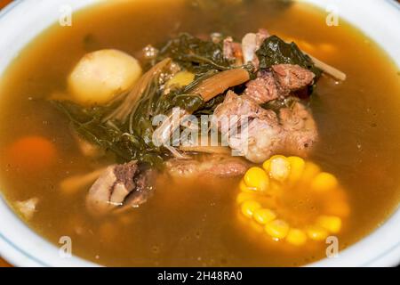 Eine Schüssel mit köstlicher kantonesischer alter Feuersuppe, getrockneter Schweineknochen- und Gemüsesuppe Stockfoto