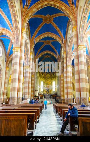 Zentraler Teil einer Kirche (Kirchenschiff) Cattedrale di San Lorenzo in Alba. Italien. Die Kathedrale befindet sich im östlichen Teil der antiken Stadt Alba P Stockfoto