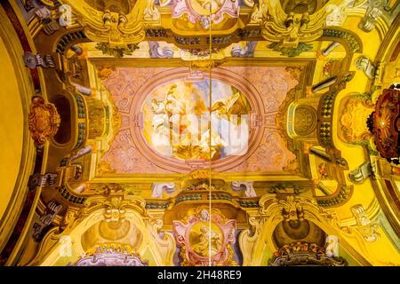 Fresken in der Kapelle San Teobaldo in der Kathedrale von San Lorenzo in Alba. Italien. Die Kathedrale befindet sich im östlichen Teil der antiken Stadt Stockfoto