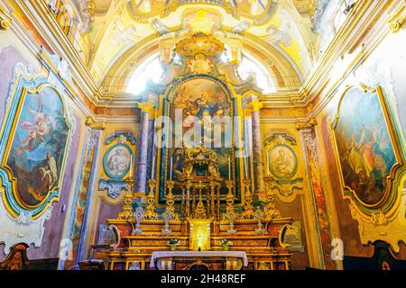 Die Kapelle San Teobaldo in der Kathedrale von San Lorenzo in Alba, Italien. Die Kathedrale befindet sich im östlichen Teil der antiken Stadt Alba Pom Stockfoto