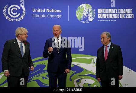 Der britische Premierminister Boris Johnson (links) und UN-Generalsekretär Antonio Guterres (rechts) begrüßen US-Präsident Joe Biden beim Cop26-Gipfel auf dem Scottish Event Campus (SEC) in Glasgow. Bilddatum: Montag, 1. November 2021. Stockfoto