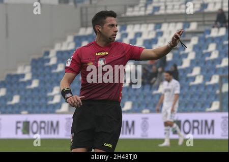 Reggio Emilia, Italia. Oktober 2021. Reggio Emilia (RE), Italia, 31 Ottobre 2021, Mapei Stadium - Citta del Tricolore, 11Â giornata Campionato Serie A Tim 2021/2022, incontro tra le squadre del US Sassuolo Calcio e dell'Empoli FC, nellas foto: l'Arbitro Massimi Quelle: Independent Photo Agency/Alamy Live News Stockfoto