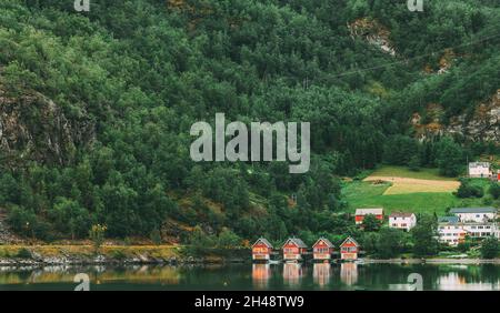 Flam, Norwegen. Berühmte Rote Hölzerne Docks Im Sommerabend. Kleine Touristenstadt Flam Auf Der Westseite Norwegens Tief In Fjorden. Berühmt Für Norwegisch Stockfoto