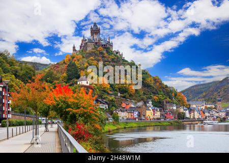 Cochem, Deutschland. Altstadt und die Reichsburg Cochem () Schloss an der Mosel. Stockfoto